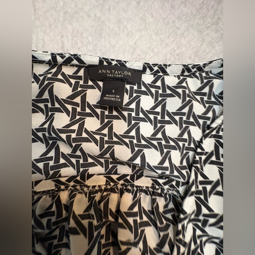 Ann Taylor Black White Brown Patterned Print Casual Dainty Blouse Top S (A2) - Picture 3 of 4